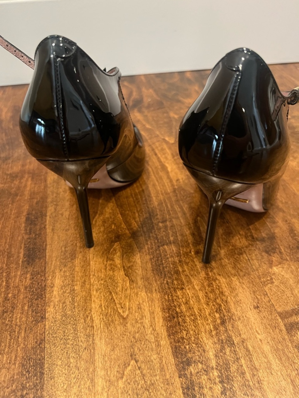 Gucci Black Patent Heel Shoes with Bow Detail, Size 38.5 - Picture 4 of 7